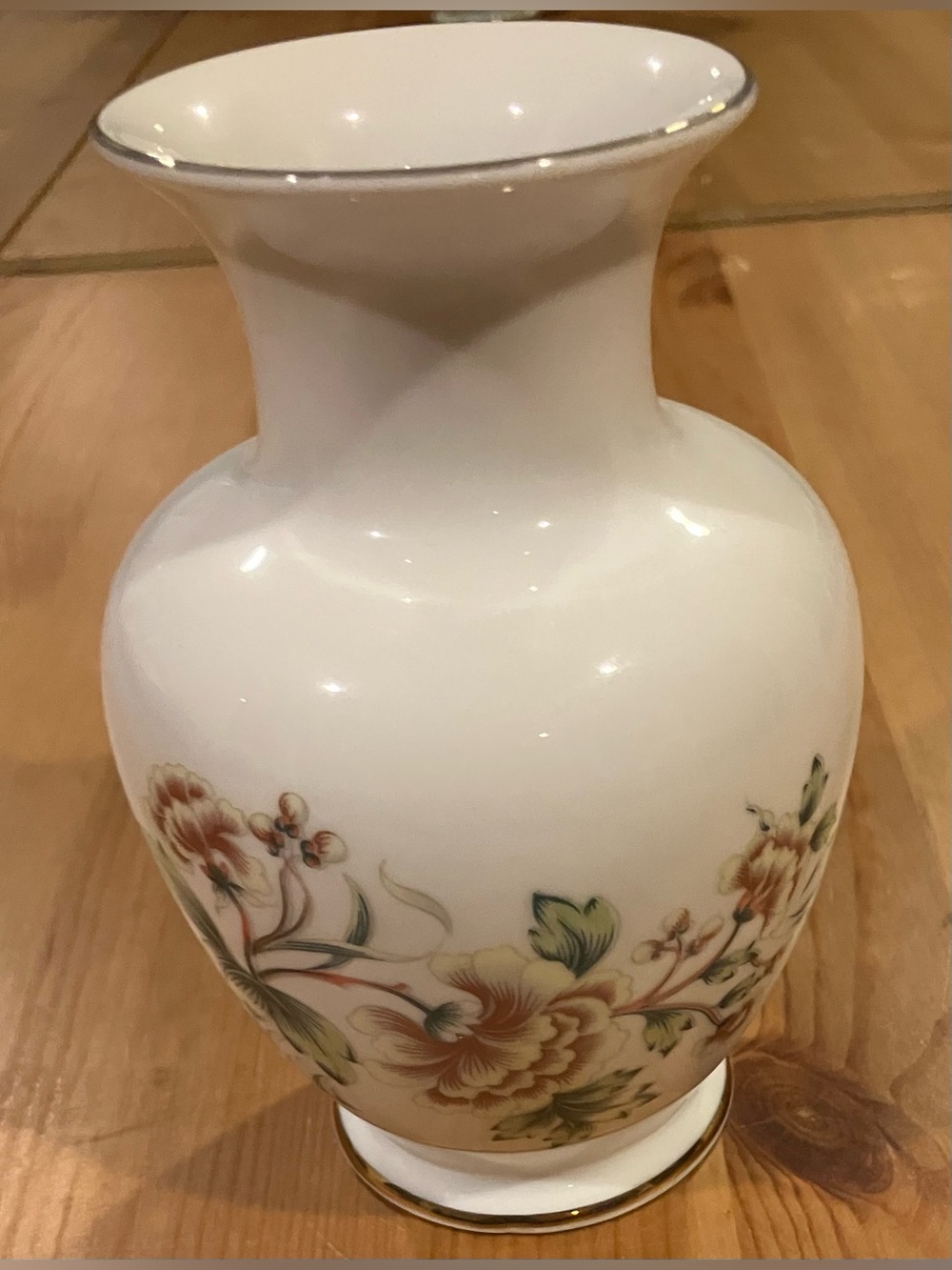 EUC Hollohaza Floral Porcelain Gold Trim Vase Floral Motif 1831 7”